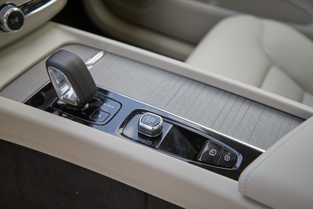 2025 VOLVO XC60 - Image 16