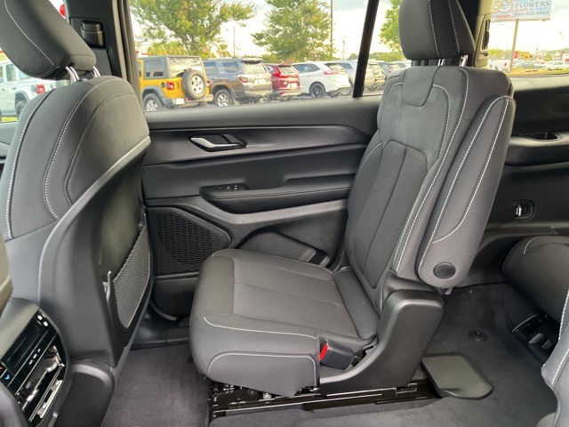 2025 Jeep Grand Cherokee Laredo X photo 11