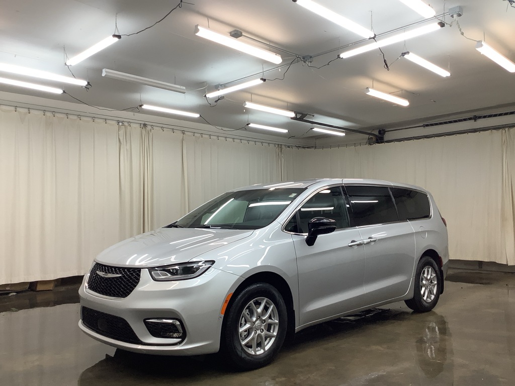 2026 Chrysler Pacifica Select's photo