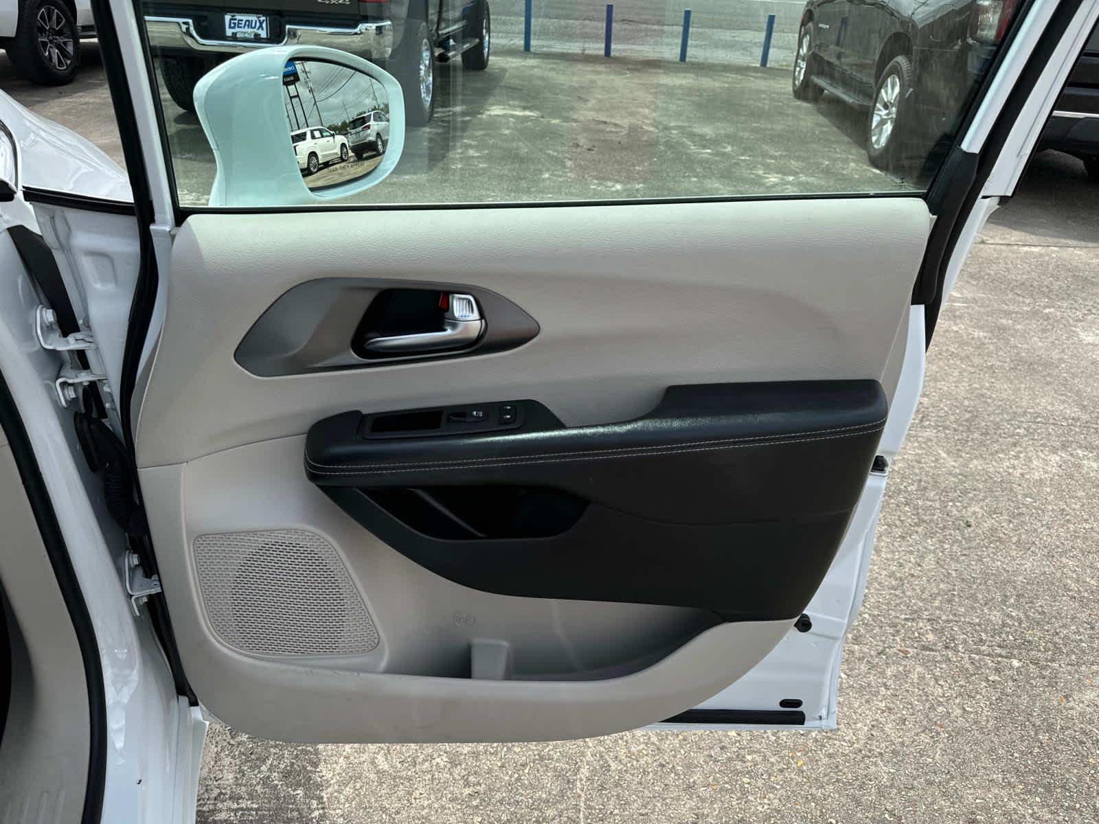 2022 Chrysler Pacifica Touring L photo 28