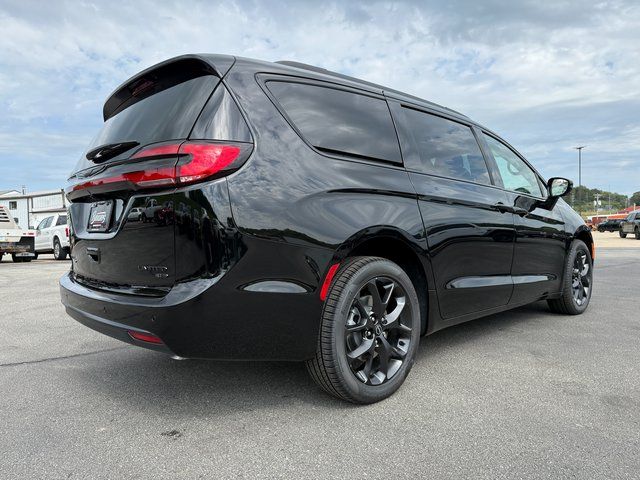 2026 Chrysler Pacifica Limited photo 11