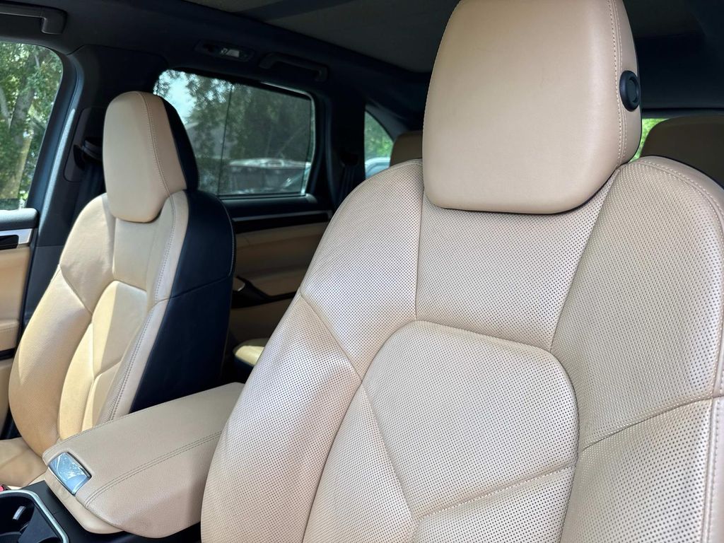2016 Porsche Cayenne Base photo 22
