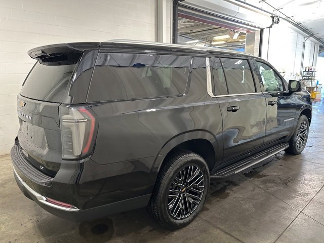 2025 Chevrolet Suburban LT photo 2