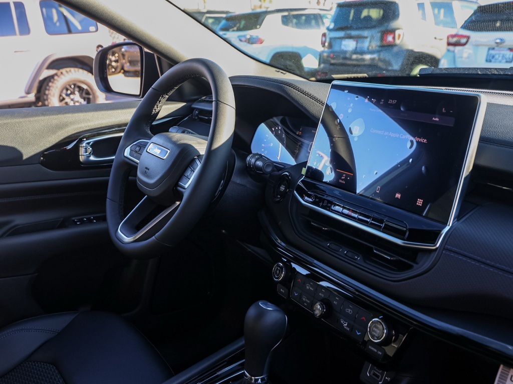 New 2026 Diamond Black Crystal Pearl-Coat Exterior Paint Jeep Latitude image 18