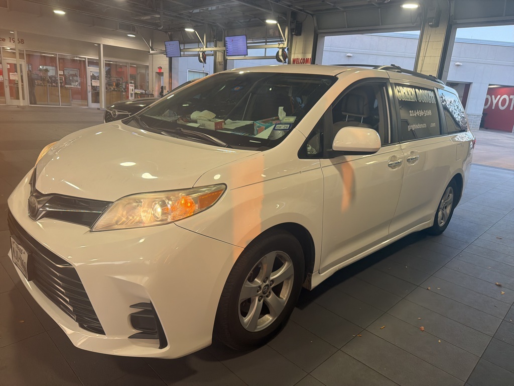2019 Toyota Sienna LE's photo