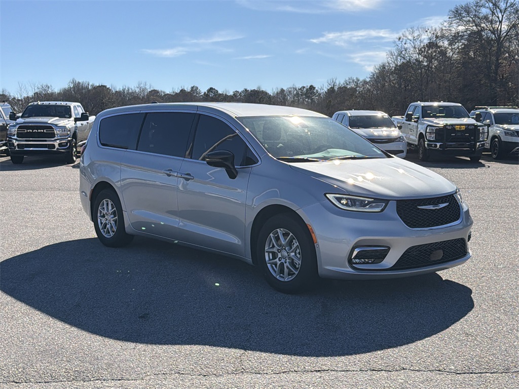 2026 Chrysler Pacifica Select's photo