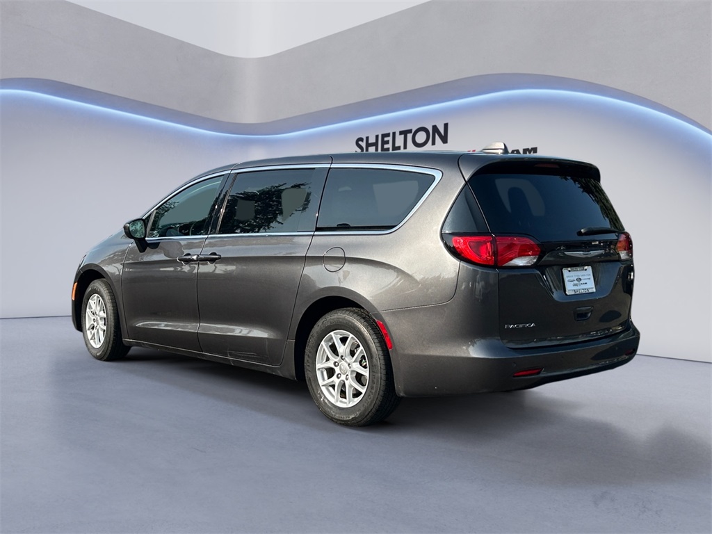 2019 Chrysler Pacifica Touring photo 3