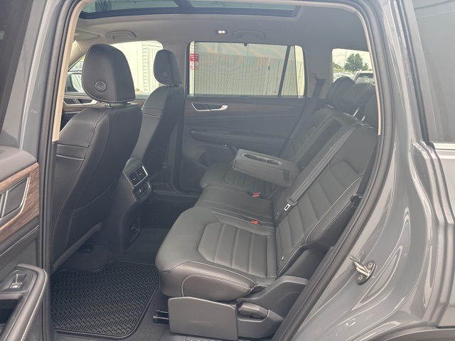 2025 Volkswagen Atlas SEL photo 13