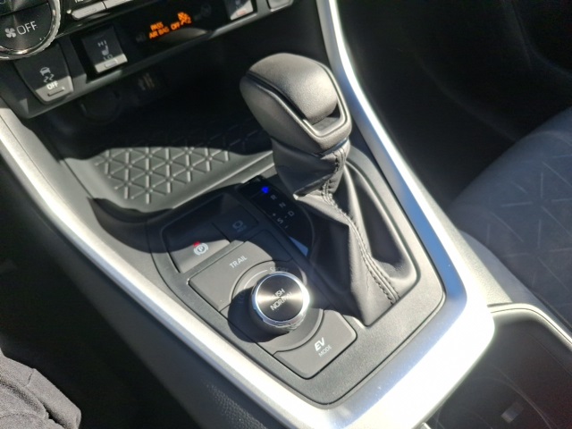 2025 Toyota RAV4 Hybrid XLE photo 17