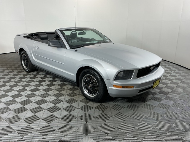 2007 Ford Mustang V6 Deluxe photo 3