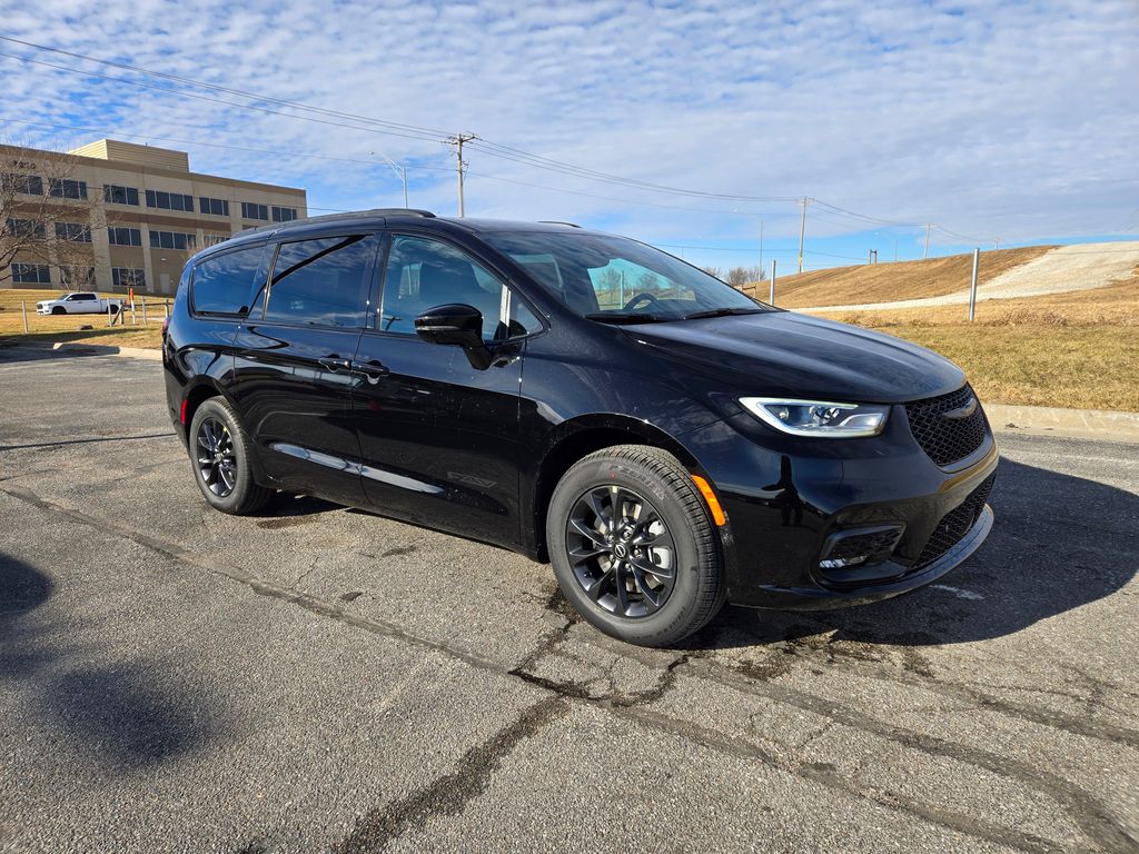 2026 Chrysler Pacifica Select's photo