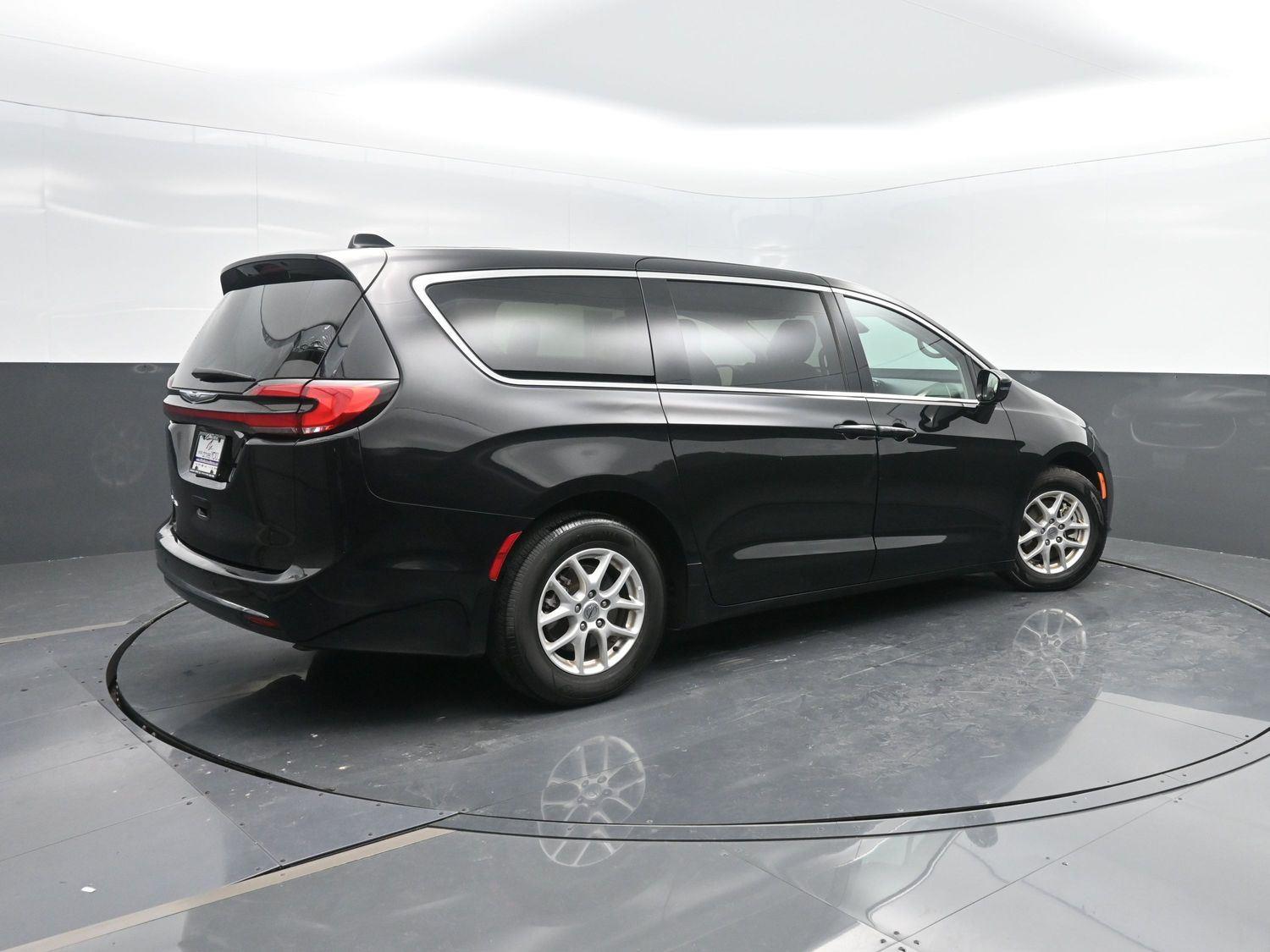 2024 Chrysler Pacifica Touring L photo 2