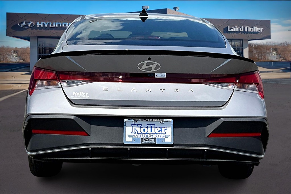 2025 Hyundai Elantra SEL Sport photo 4