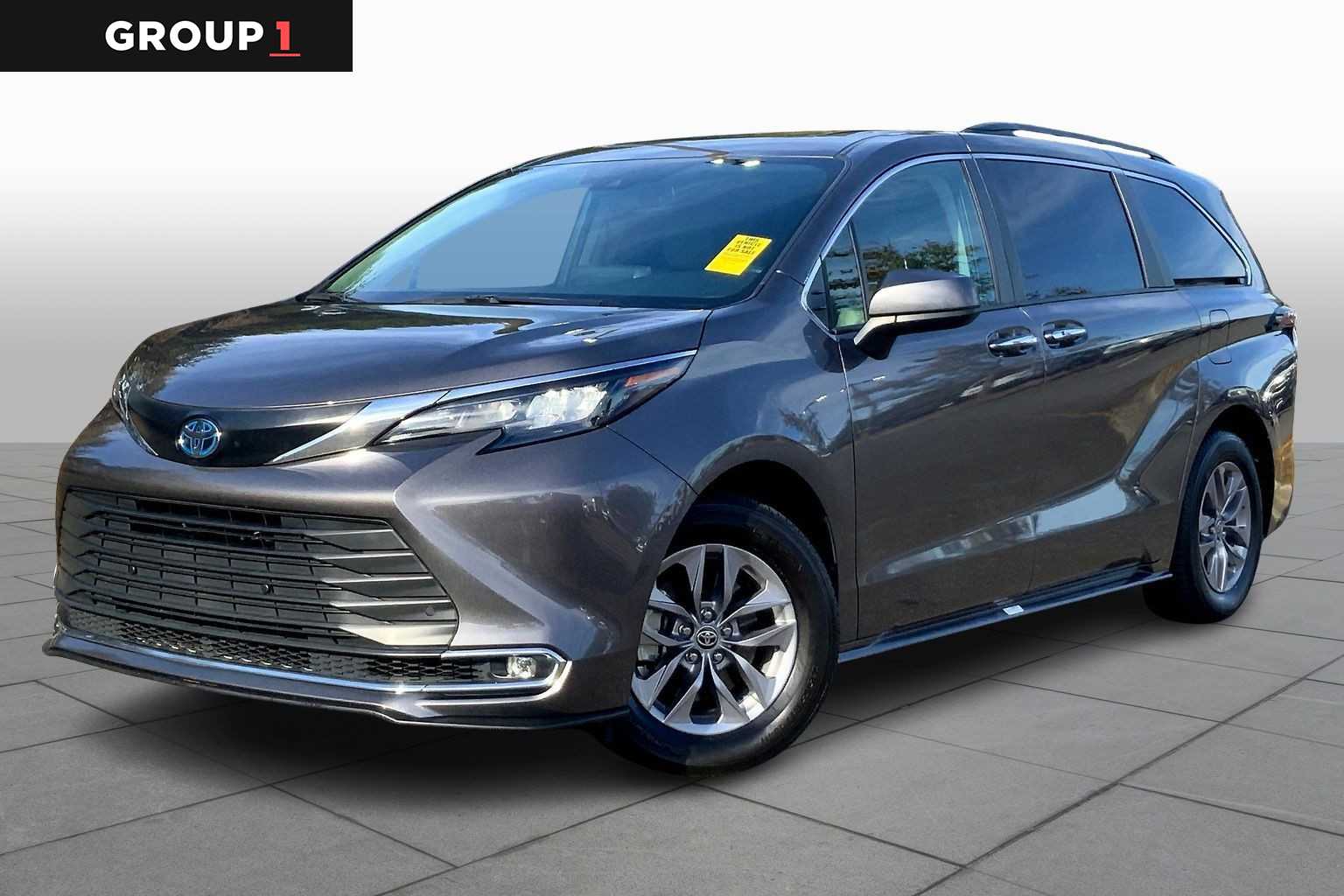 2024 Toyota Sienna XLE's photo