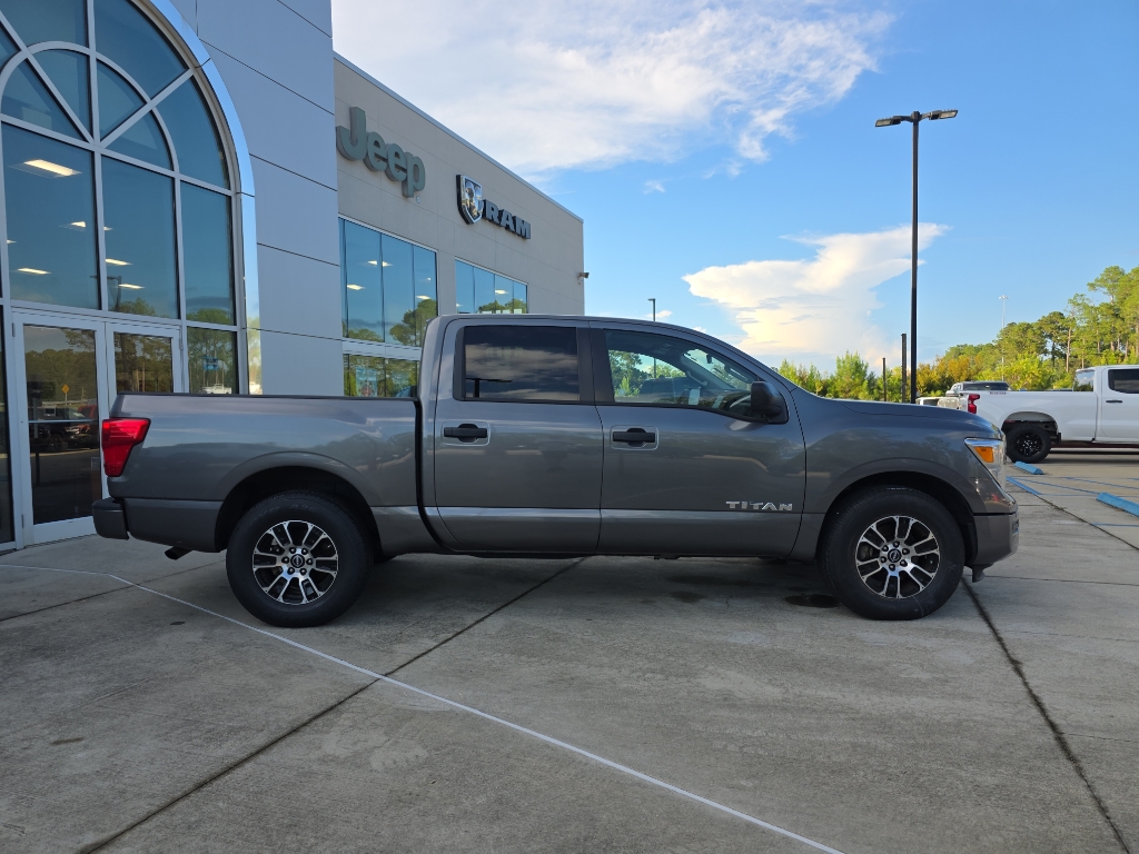 2023 Nissan Titan SV photo 10