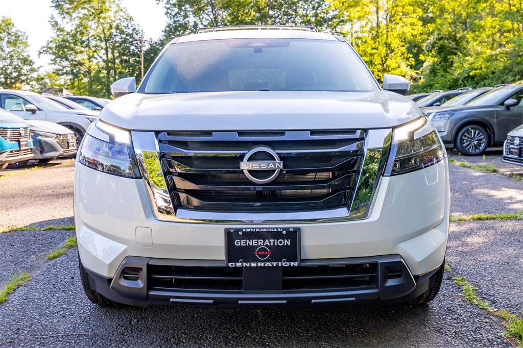 2025 Nissan Pathfinder SV photo 2