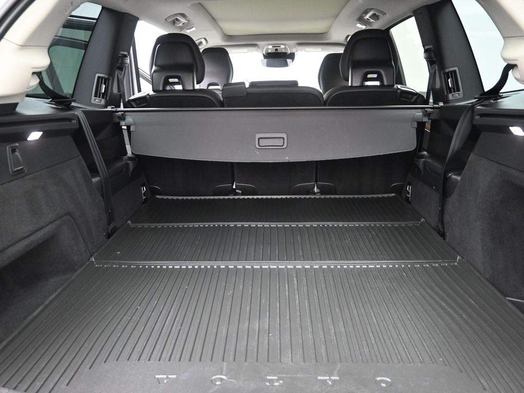 2022 Volvo XC90 T6 Momentum photo 12