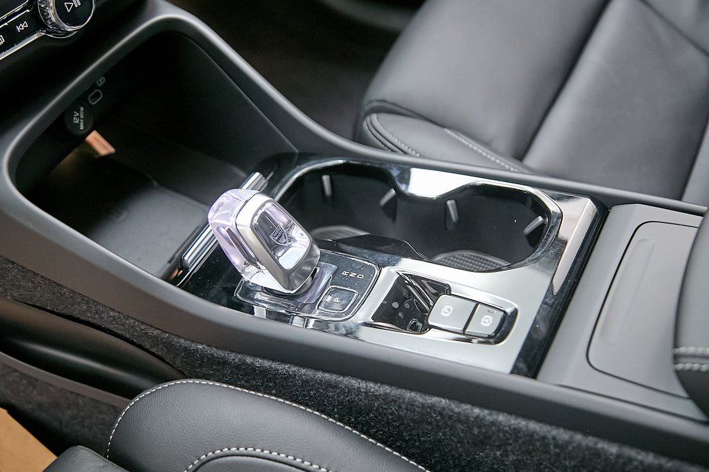 2025 VOLVO XC40 - Image 11