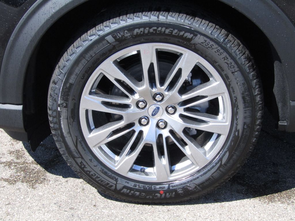 2025 Ford Explorer photo 4
