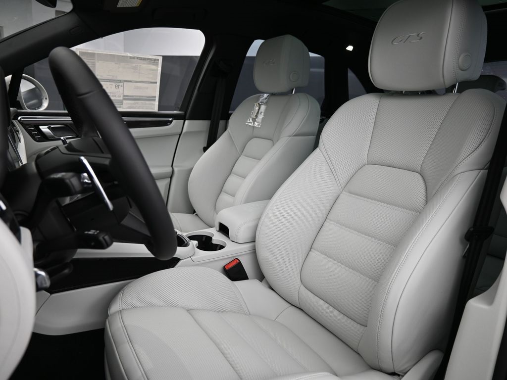 2026 Porsche Macan GTS photo 4