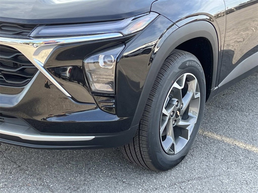 2025 Chevrolet Trax LT photo 3