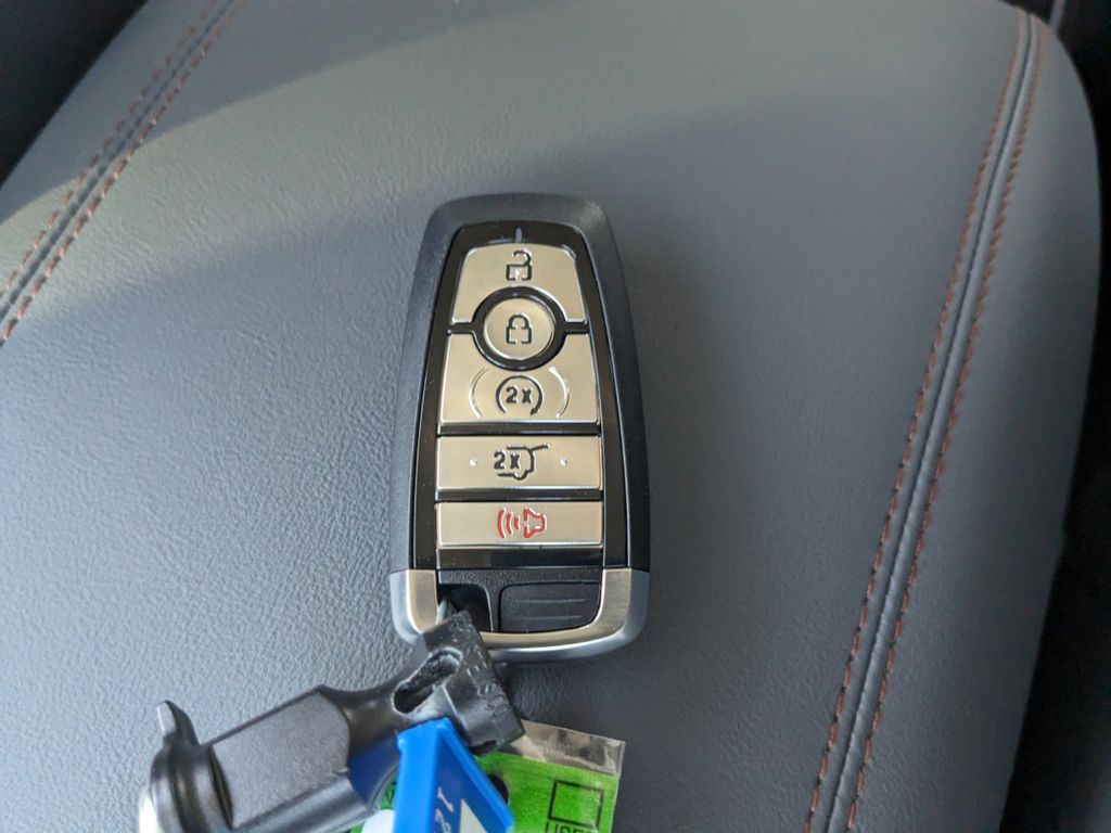 2025 Ford Explorer photo 32