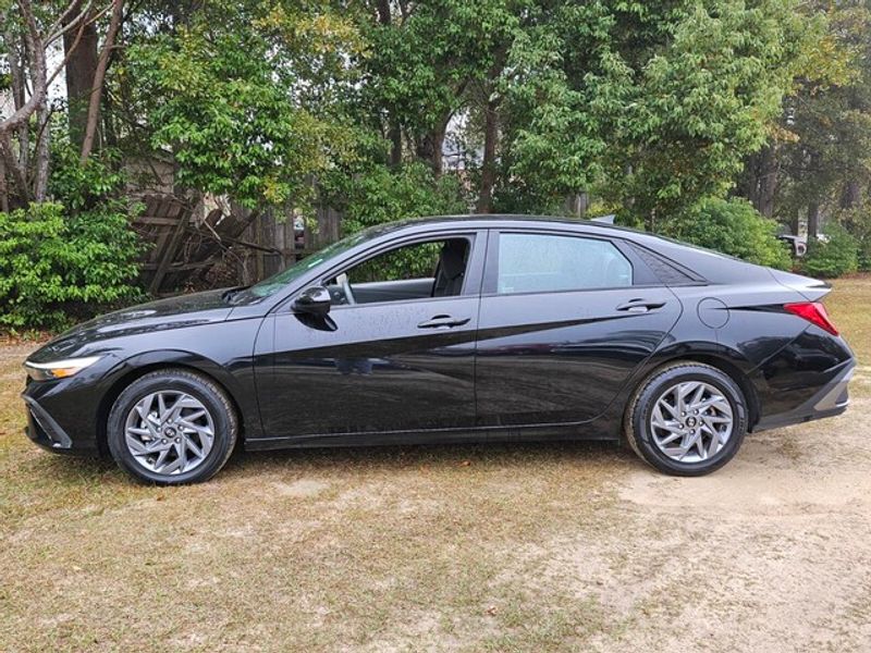 2024 Hyundai Elantra SEL photo 4