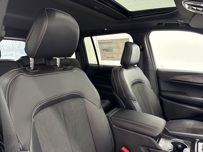 2025 Jeep Grand Cherokee Altitude photo 14