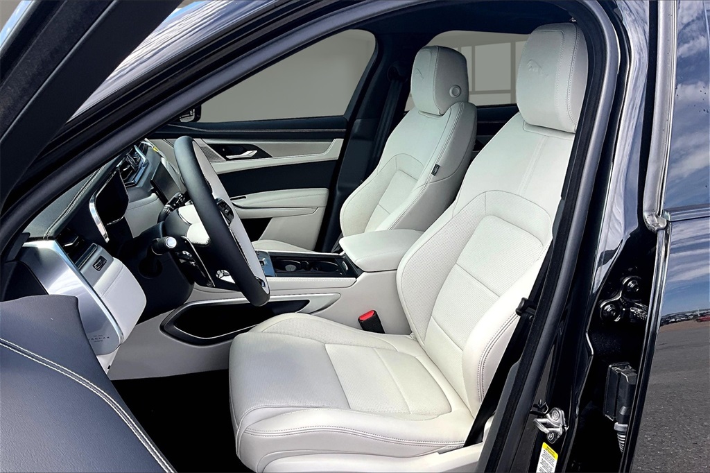 2026 Jaguar F-PACE P400 R-Dynamic S photo 8