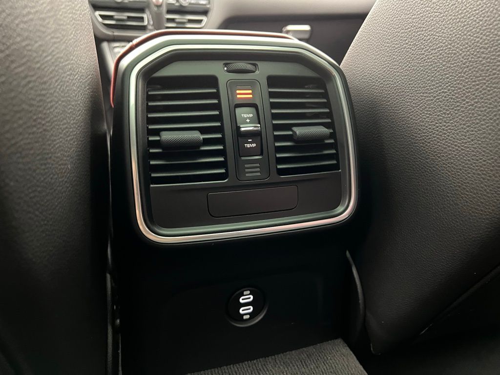 2021 Porsche Macan Base photo 27
