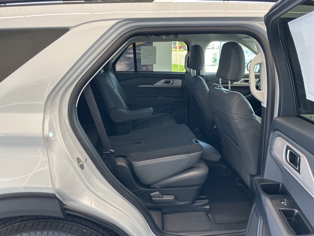 2025 Ford Explorer photo 28