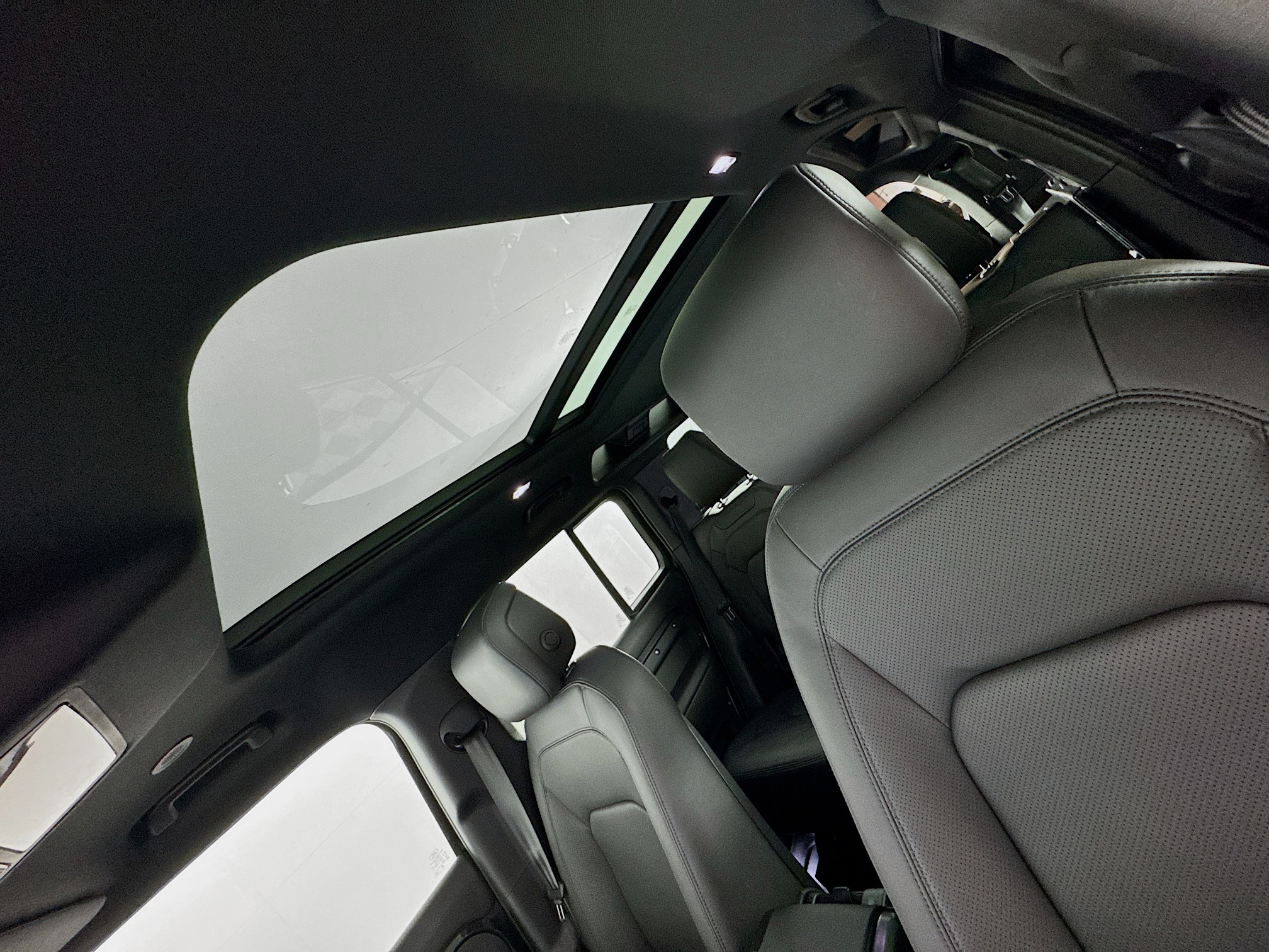 2025 Land Rover Defender 110 X-Dynamic SE photo 5