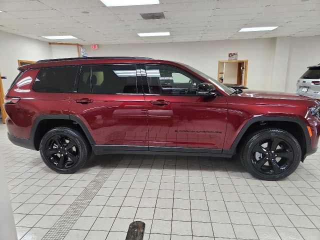 2025 Jeep Grand Cherokee Limited photo 2