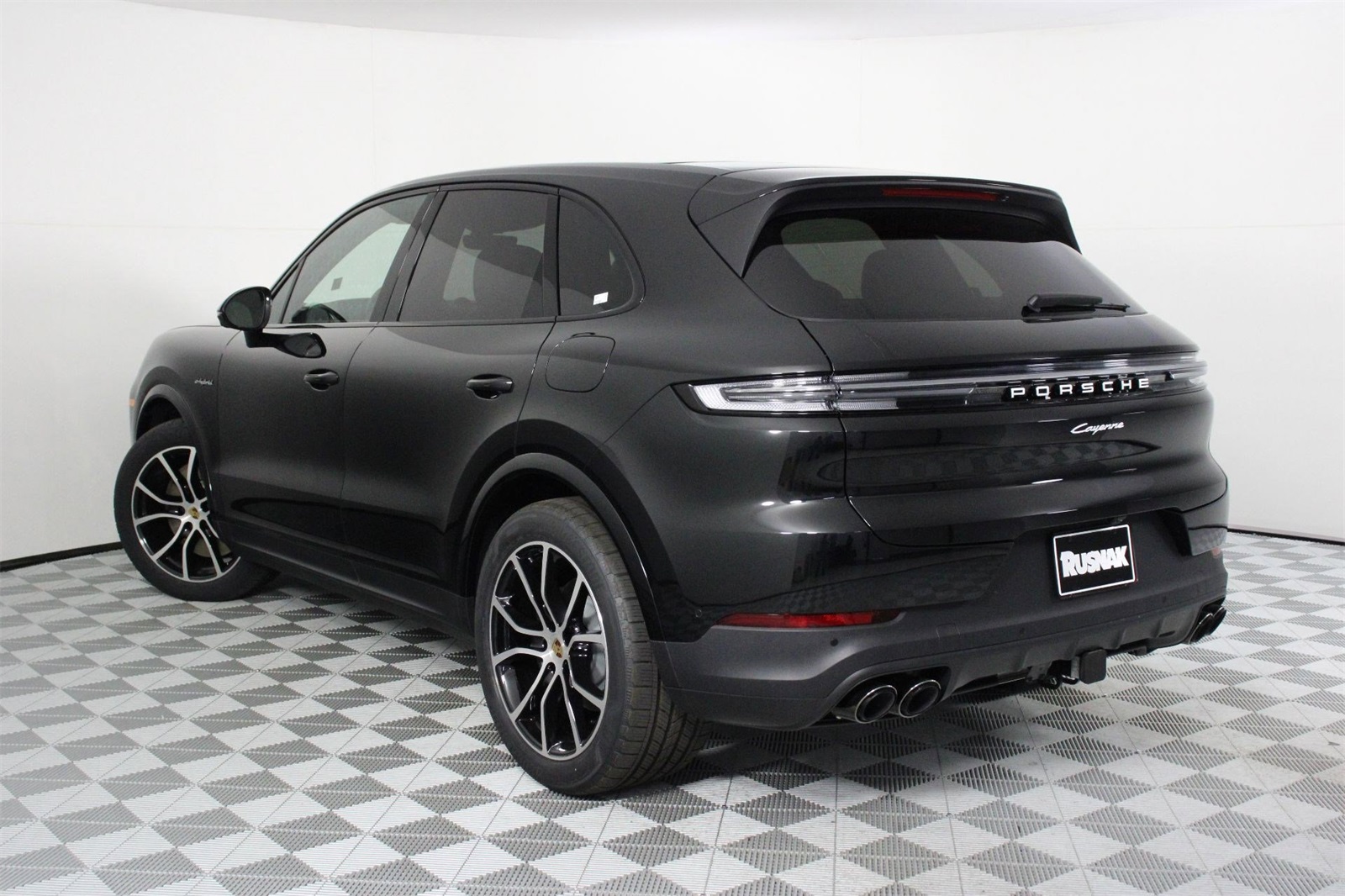 2025 Porsche Cayenne E-Hybrid photo 3