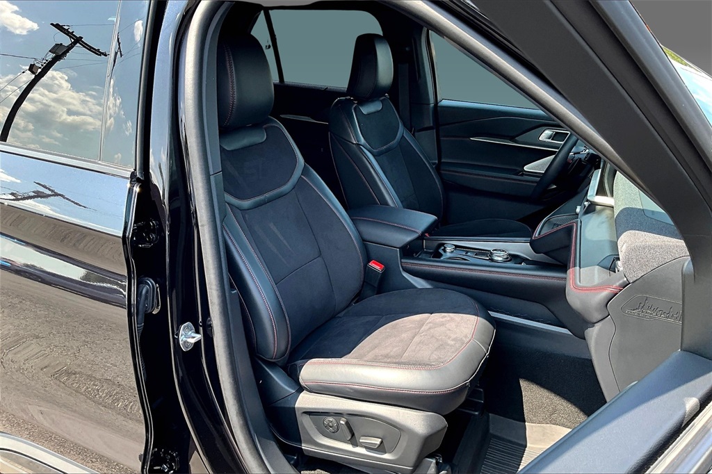 2025 Ford Explorer ST photo 4