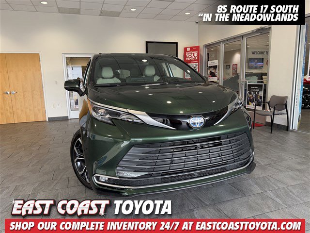 2025 Toyota Sienna Platinum's photo