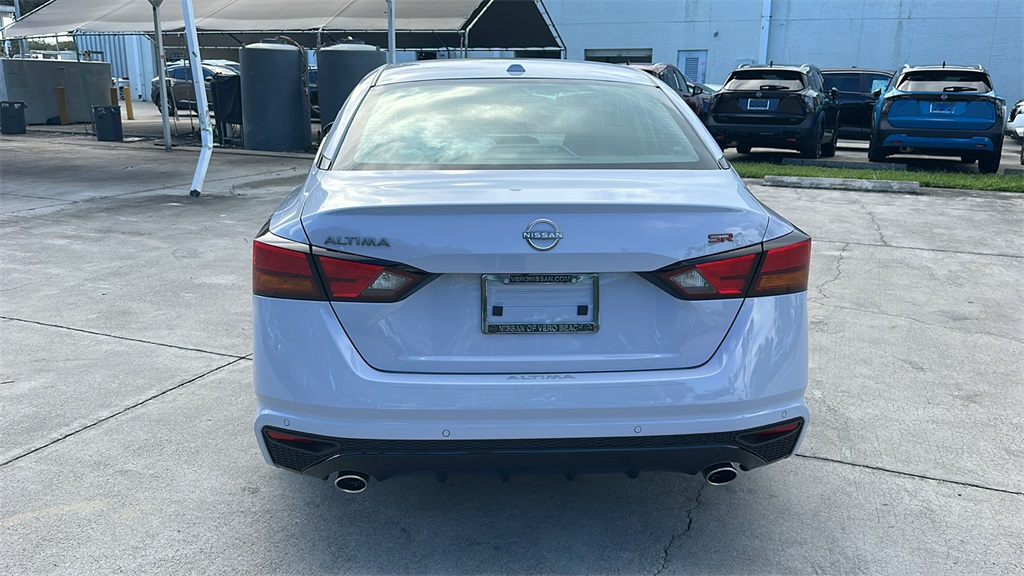 2025 Nissan Altima SR photo 5