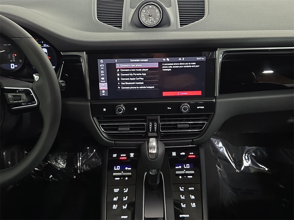 2026 Porsche Macan T photo 15