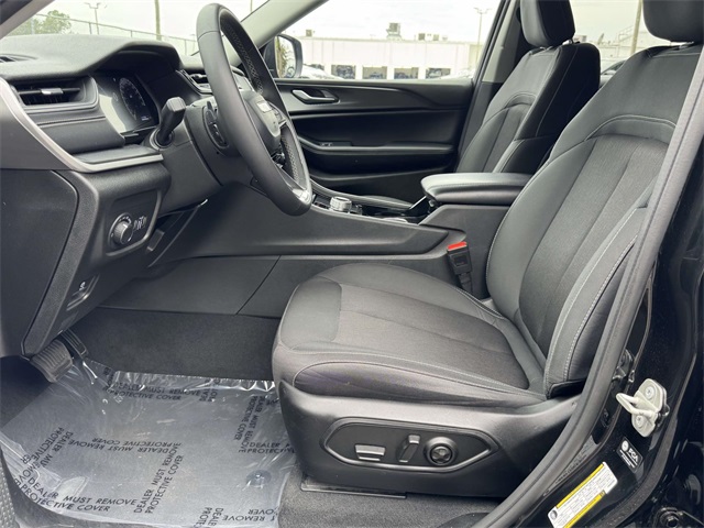 2023 Jeep Grand Cherokee Laredo photo 14