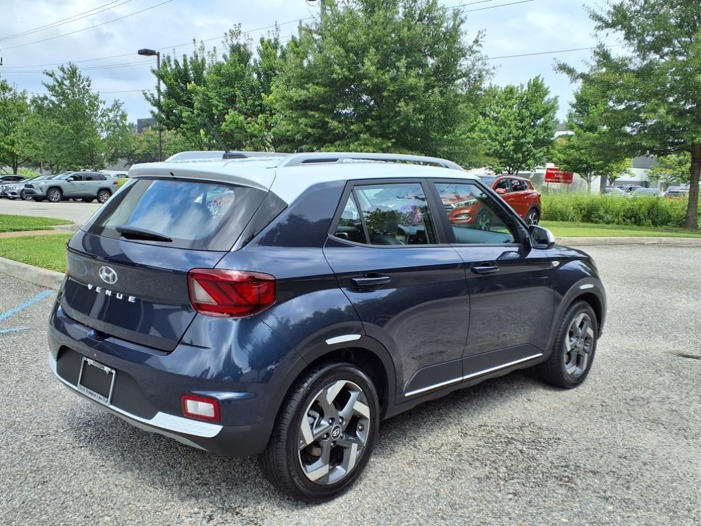 2025 Hyundai Venue Limited photo 4