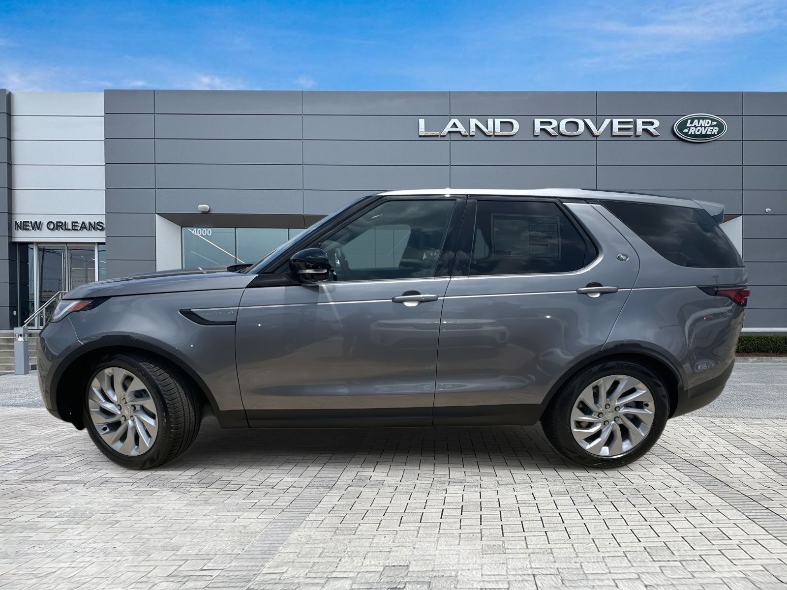 2025 Land Rover Discovery S photo 2