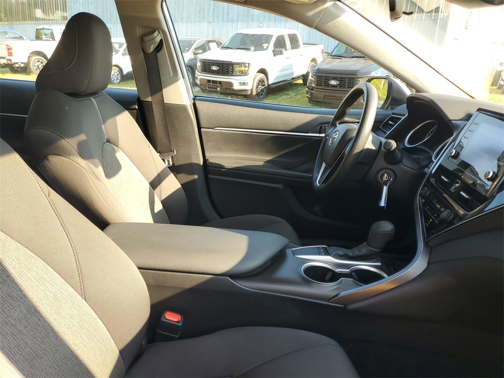 2023 Toyota Camry LE photo 32