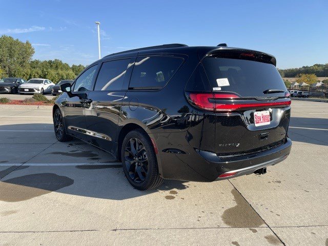 2026 Chrysler Pacifica Limited photo 2