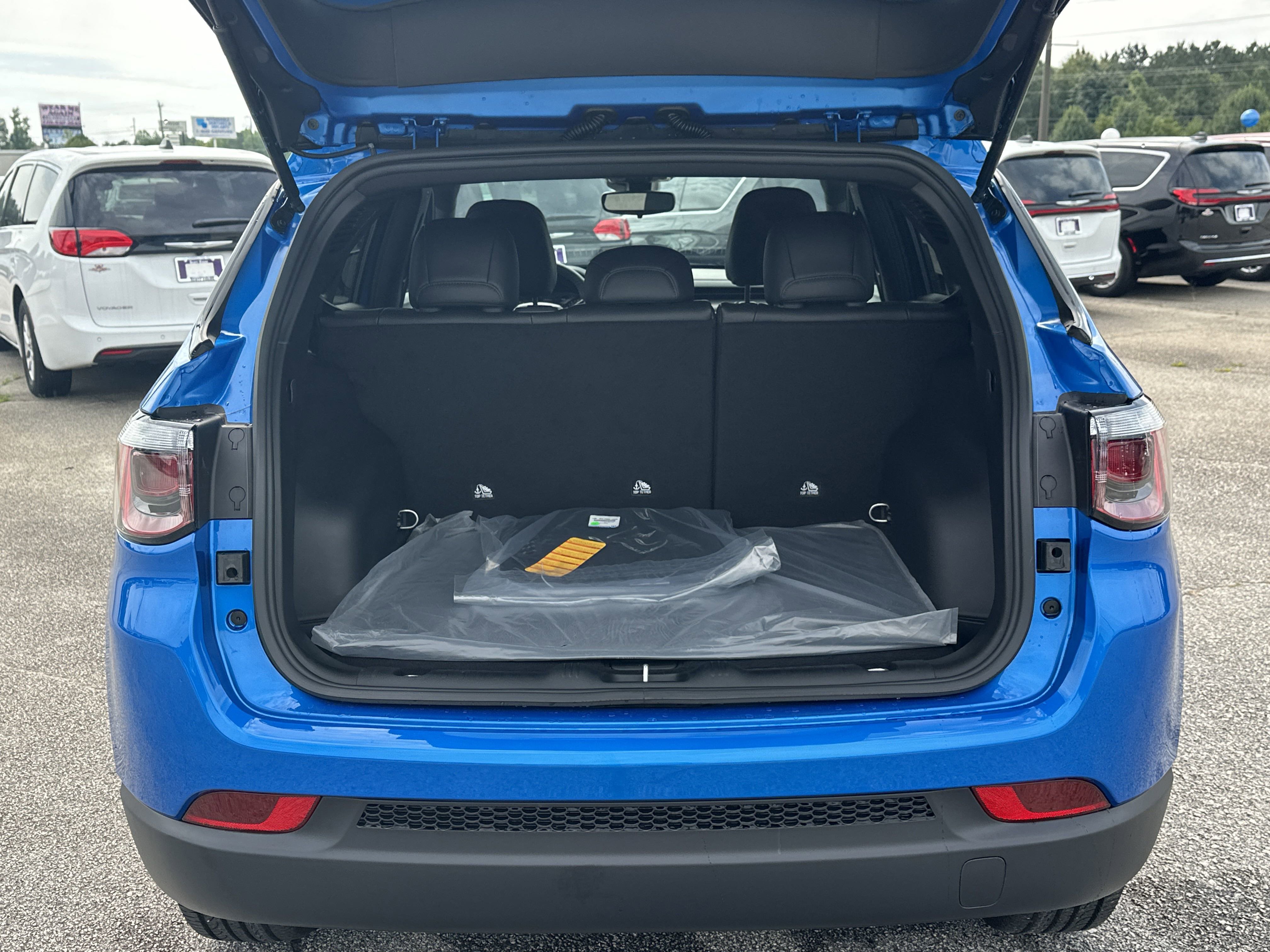 2025 Jeep Compass Latitude photo 3