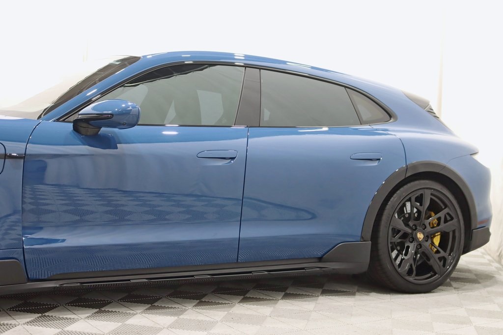 2022 Porsche Taycan Cross Turismo Turbo photo 3