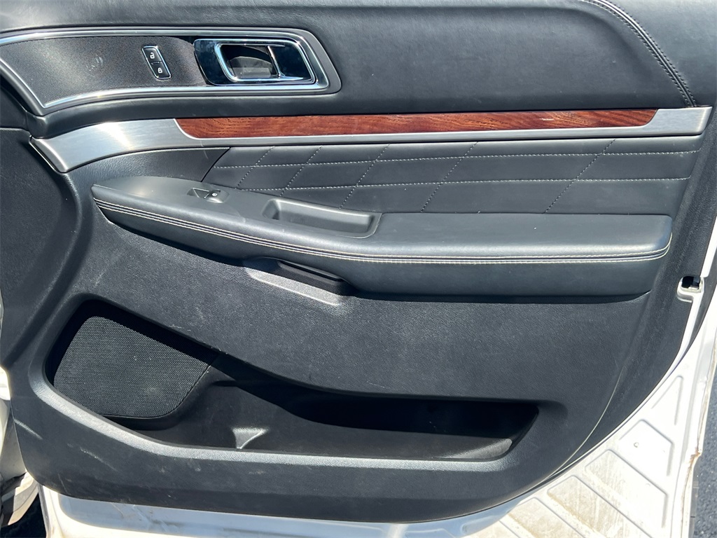2017 Ford Explorer Platinum photo 12