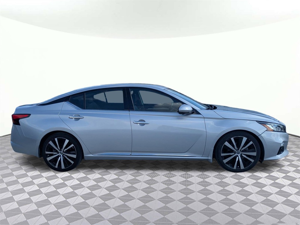 2019 Nissan Altima Platinum photo 2