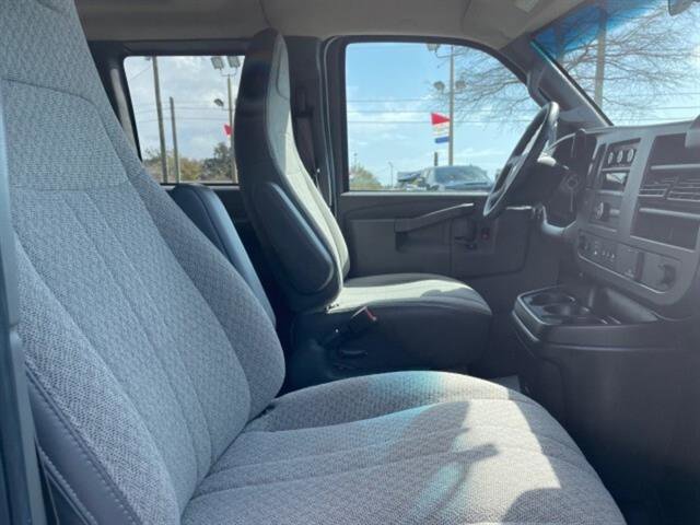 2022 Chevrolet Express Passenger 3500 photo 8