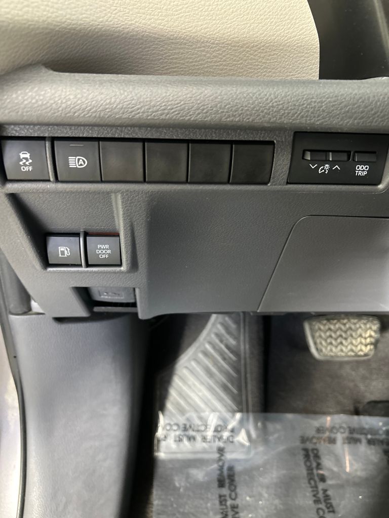 2021 Toyota Sienna XLE photo 25