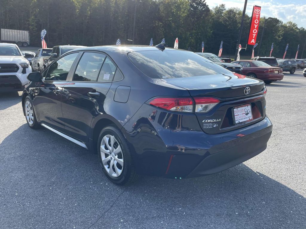 2025 Toyota Corolla LE photo 4